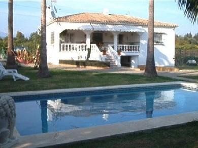 Chalet con 3 dormitorios se vende en Estepona, Costa del Sol