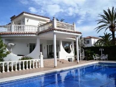 Chalet con 4 dormitorios se vende en Marbella, Costa del Sol