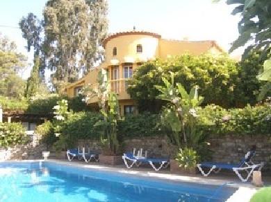 Chalet con 6 dormitorios se vende en Estepona, Costa del Sol