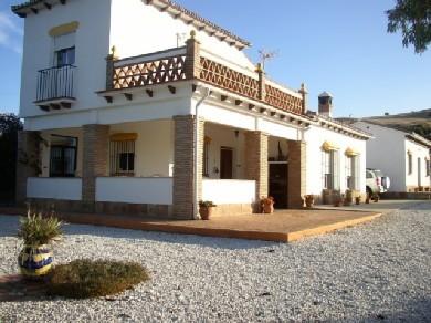 Chalet con 3 dormitorios se vende en Alora