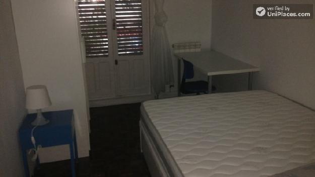 Rooms available - Humble 7-bedroom apartment in Tetuán