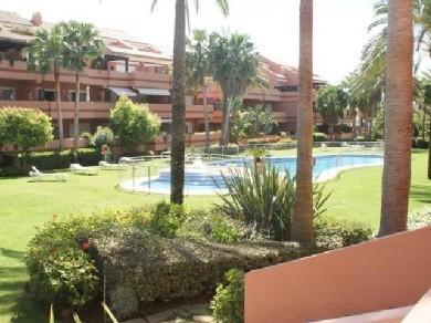 Apartamento con 2 dormitorios se vende en Marbella, Costa del Sol