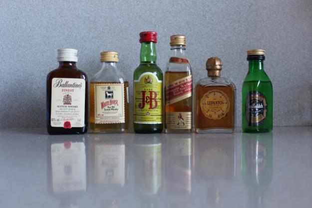 PEQUEÑA COLECCION DE 30 BOTELLINES ORIGINALES.