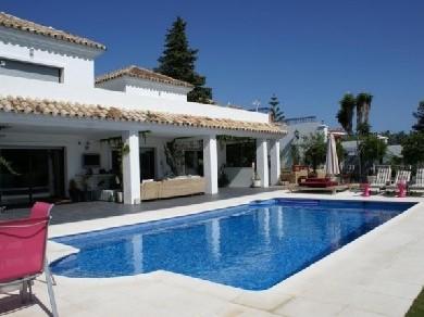 Chalet con 4 dormitorios se vende en Estepona, Costa del Sol