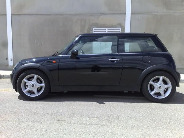 se vende mini cooper color negrosin ningun arañazo