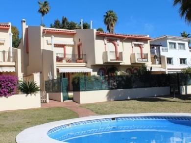 Chalet con 3 dormitorios se vende en Marbella, Costa del Sol