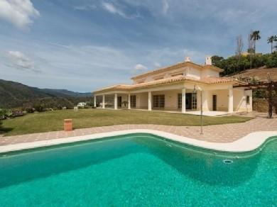 Chalet con 5 dormitorios se vende en Benahavis, Costa del Sol