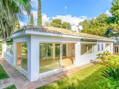 Chalet con 3 dormitorios se vende en Marbella, Costa del Sol