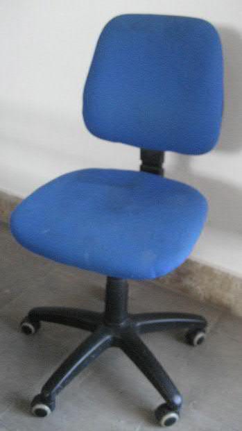 Silla de oficina azul puesto informatico