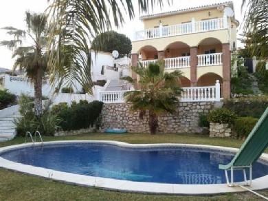 Chalet con 4 dormitorios se vende en Benalmadena Costa, Costa del Sol