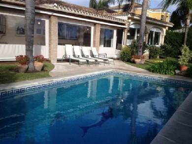 Chalet con 4 dormitorios se vende en Marbella, Costa del Sol