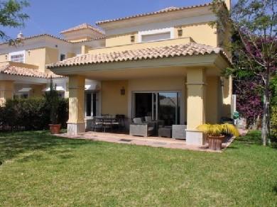 Chalet con 3 dormitorios se vende en Marbella, Costa del Sol