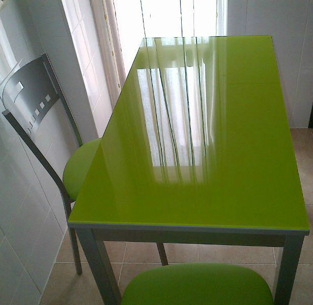 Conjunto mesa y cuatro sillas