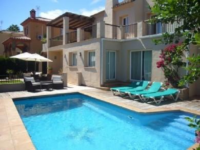 Chalet con 4 dormitorios se vende en Marbella, Costa del Sol