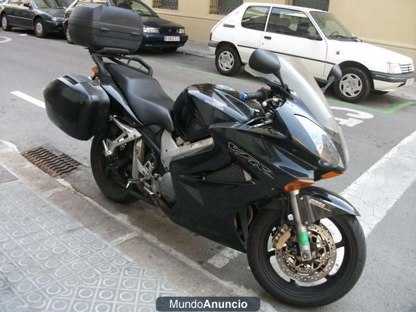 Se vende Moto Honda VFR 800 Abs / FI color negro. Matriculacion 2003. 64.000 km, 3 maletas lateral y topcase. ITV 5/13