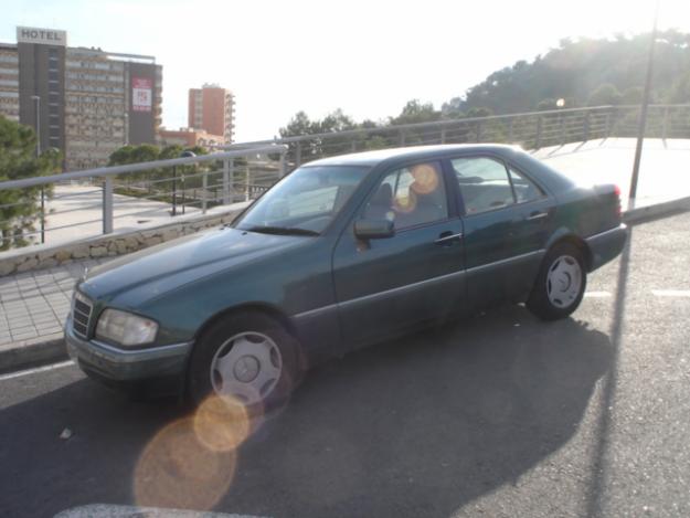 Se vende este Mercedes C 220 por 7500 €