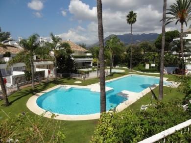 Apartamento con 2 dormitorios se vende en Marbella, Costa del Sol