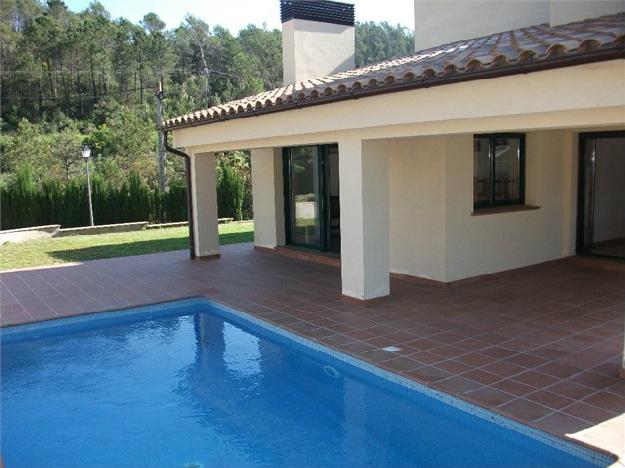 Casa con jardín y piscina