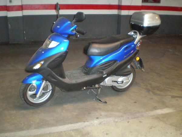 moto kynco de 125 cc.