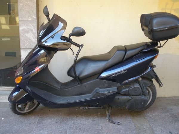 MOTO YAMAHA MAYESTY + COFRE DE REGALO