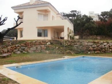 Chalet con 3 dormitorios se vende en Marbella, Costa del Sol