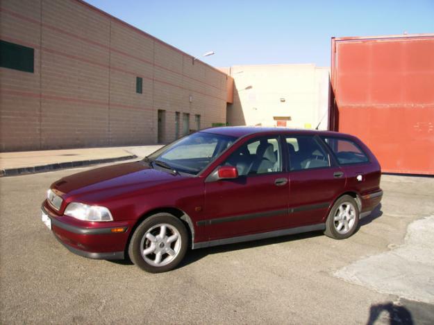 Oportunidad. Vendo Volvo V40 gasolina 1.8i familiar granate de julio del 97, 119.000 kms.