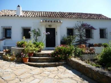 Chalet con 3 dormitorios se vende en Casares Costa, Costa del Sol