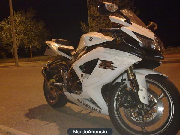 Vendo Suzuki GSX-R 600CC en perfecto estado. Modelo K9