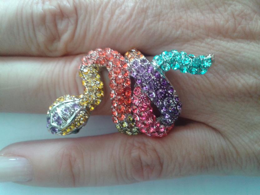 Anillo con forma de serpiente de colores