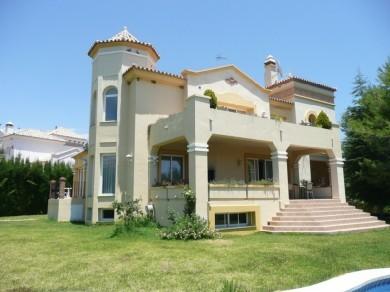 Chalet con 4 dormitorios se vende en Estepona, Costa del Sol