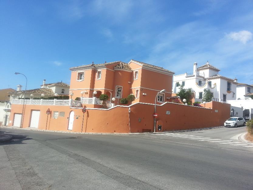 Oportunidad. gran casa 8 habitaciones.benalmadena costa.