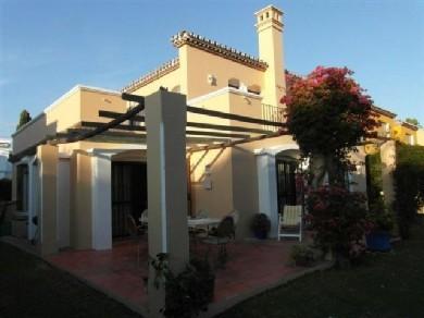 Chalet con 4 dormitorios se vende en Estepona, Costa del Sol