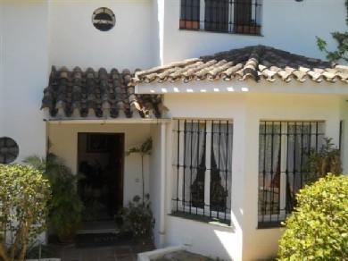 Chalet con 5 dormitorios se vende en Marbella, Costa del Sol