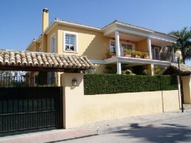 Chalet con 4 dormitorios se vende en Marbella, Costa del Sol