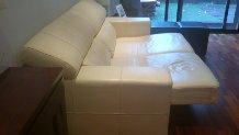 Se vende sofa de piel marfil en excelente estado