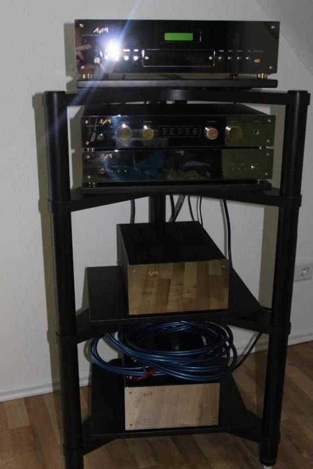 Sistema de gama alta AVM altavoces Dynaudio cromado incl y rack BASE