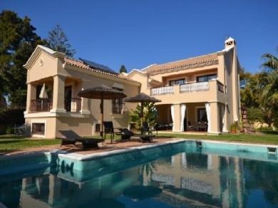 Chalet con 4 dormitorios se vende en Marbella, Costa del Sol