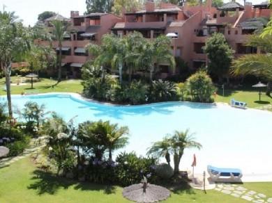 Apartamento con 2 dormitorios se vende en Marbella, Costa del Sol