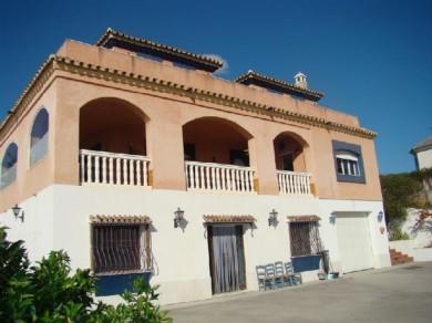 Chalet con 5 dormitorios se vende en Estepona, Costa del Sol