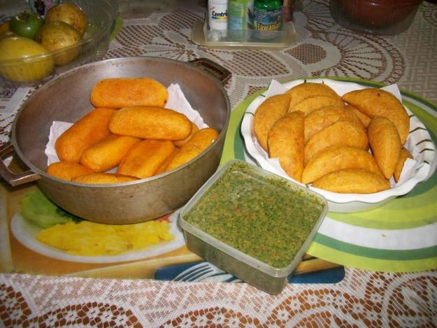 vendo empanadas y pasteles de pollo y carne colombianos