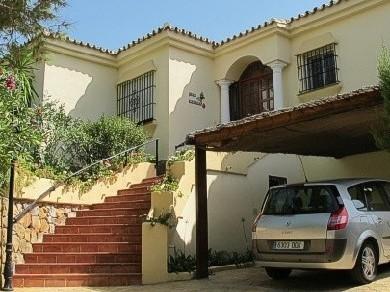 Chalet con 5 dormitorios se vende en Estepona, Costa del Sol