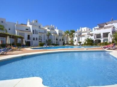 Apartamento con 3 dormitorios se vende en Marbella, Costa del Sol