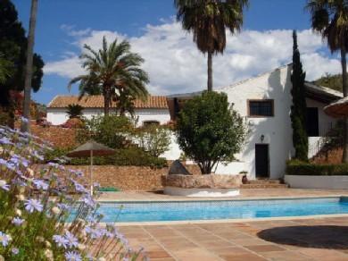 Chalet con 6 dormitorios se vende en Maro, Costa del Sol