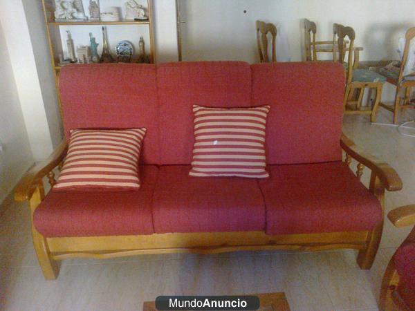 VENDO SOFÁ, DOS SILLONES Y MESITA DE MADERA DE PINO