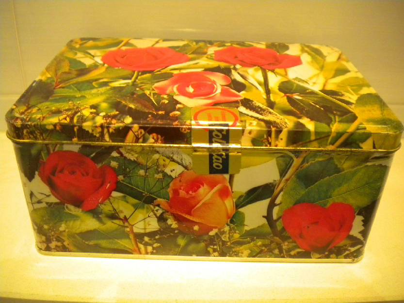 Caja de Cola Cao flores rosas rojas