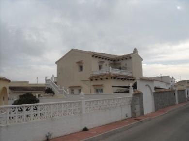 Chalet con 4 dormitorios se vende en Villamartin, Costa Blanca