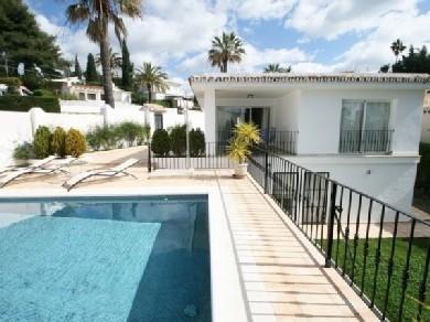 Chalet con 3 dormitorios se vende en Marbella, Costa del Sol