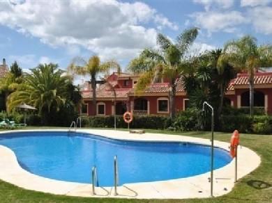 Adosado con 5 dormitorios se vende en Marbella, Costa del Sol