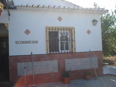 Chalet con 2 dormitorios se vende en Alora