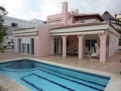 Chalet con 3 dormitorios se vende en Marbella, Costa del Sol